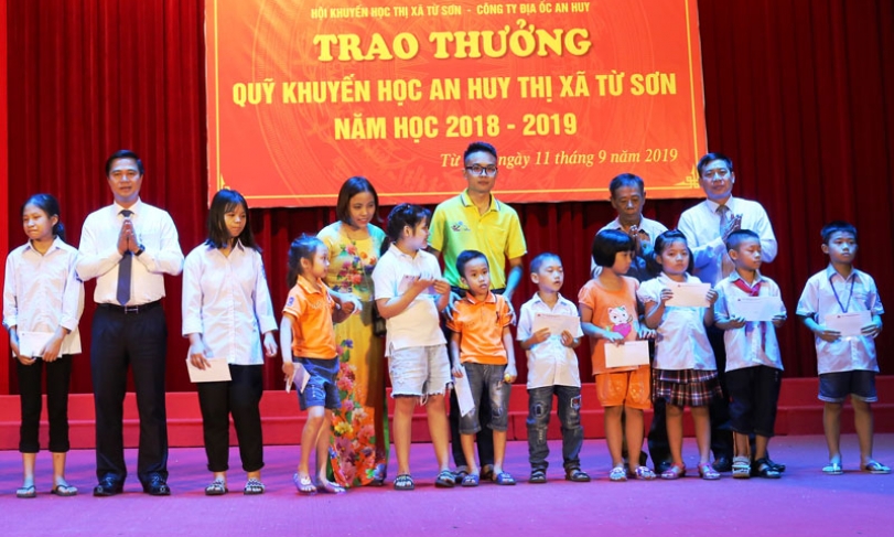 Trao thưởng cho 80 giáo viên và học sinh có thành tích trong năm học 2018- 2019