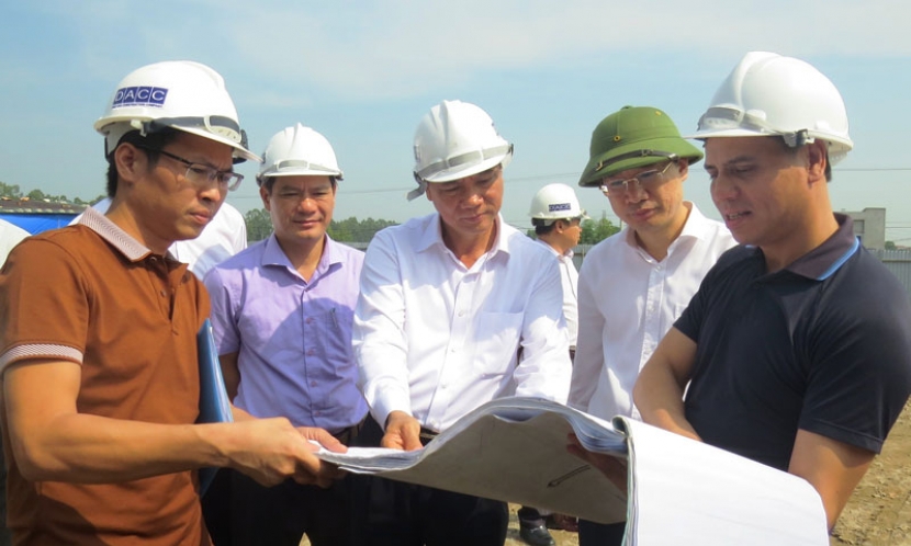 Phó Bí thư Thường trực Tỉnh ủy Nguyễn Hữu Quất kiểm tra tiến độ xây dựng Trung tâm Văn hóa huyện Yên Phong