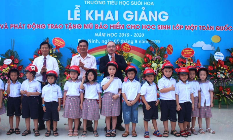 Gần 30.000 học sinh lớp 1 được tặng mũ bảo hiểm