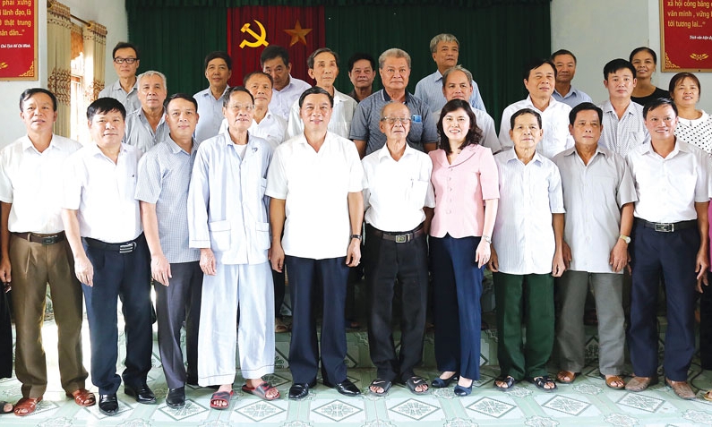 Các đồng chí lãnh đạo Tỉnh ủy  dự sinh hoạt chi bộ tại cơ sở