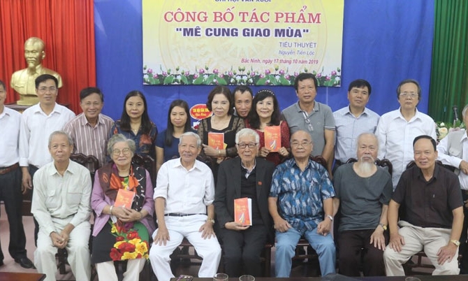 Chi hội Văn xuôi công bố tác phẩm “Mê cung giao mùa”
