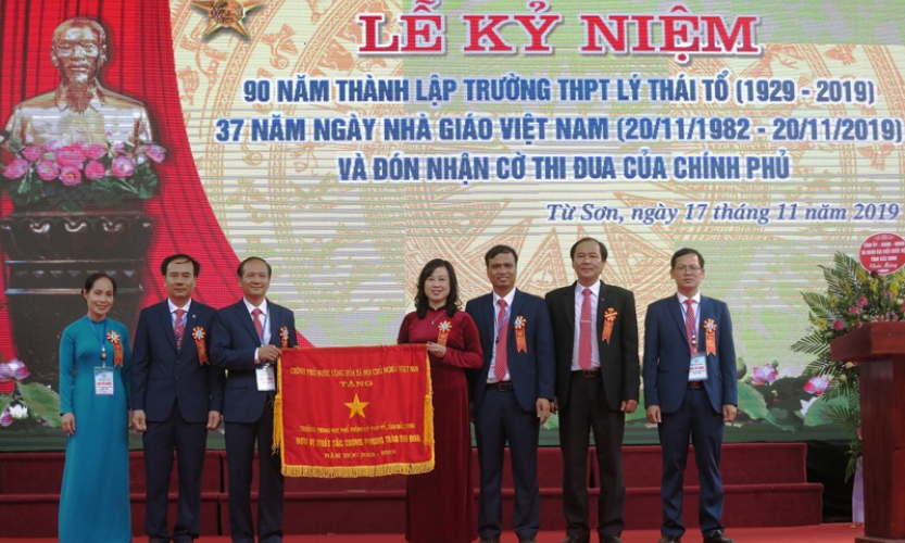 Trường THPT Lý Thái Tổ kỷ niệm 90 năm thành lập trường  và đón nhận Cờ thi đua của Chính phủ
