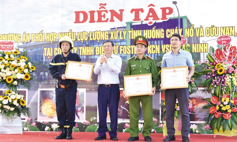 Diễn tập phương án  chữa cháy và cứu nạn,  cứu hộ tại Công ty TNHH điện tử Foster Bắc Ninh