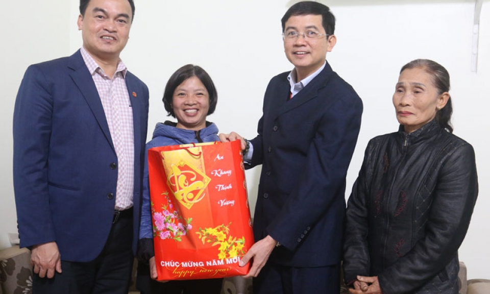 Ủy ban MTTQ tỉnh thăm và tặng quà Linh mục và 83 giáo dân nghèo nhân dịp Noel 2019