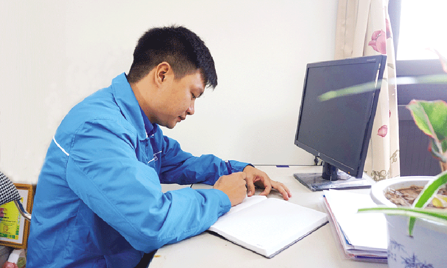 Bí thư Đoàn xã  học tập và làm theo lời Bác