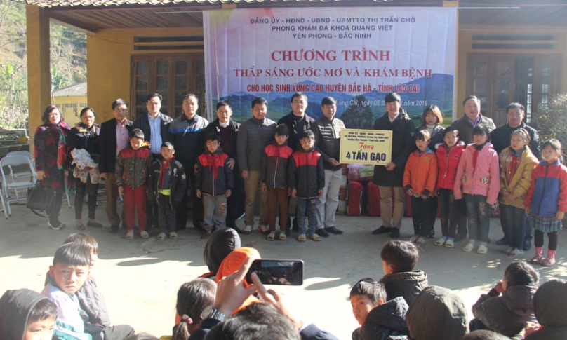 Tặng quà học sinh vùng cao Bắc Hà