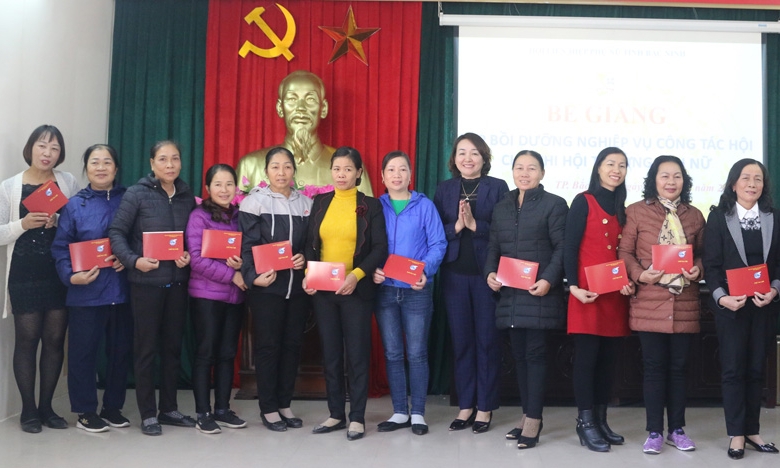 112 Chi hội trưởng phụ nữ được nhận Giấy chứng nhận bồi dưỡng nghiệp vụ công tác Hội năm 2019