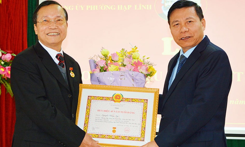 Lãnh đạo tỉnh trao Huy hiệu Đảng