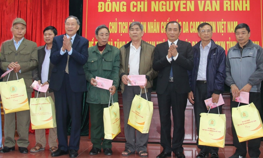 Tặng 30 suất quà Tết;  sơ kết đợt xông hơi tẩy độc  và phục hồi sức khỏe cho nạn nhân chất độc da cam/dioxin