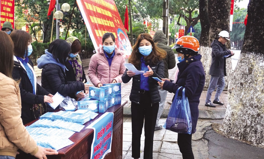 Tặng khẩu trang miễn phí cho người dân
