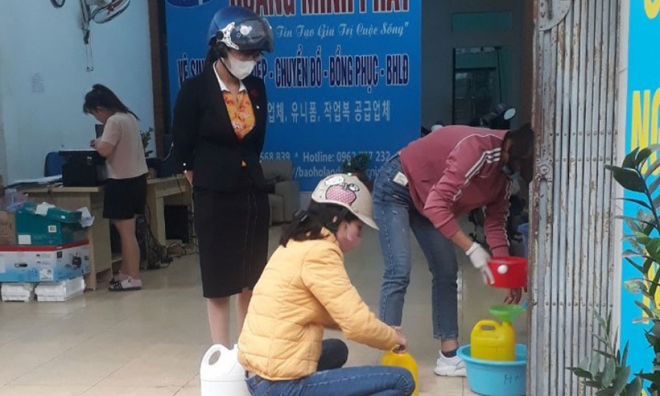 Phát miễn phí dung dịch Cloramin B pha sẵn cho người dân
