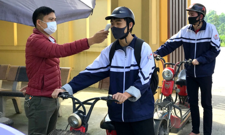 Học sinh phấn khởi đi học trở lại
