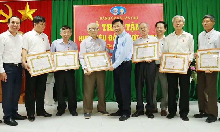 Bí thư Tỉnh ủy Nguyễn Nhân Chiến dự lễ trao tặng Huy hiệu Đảng