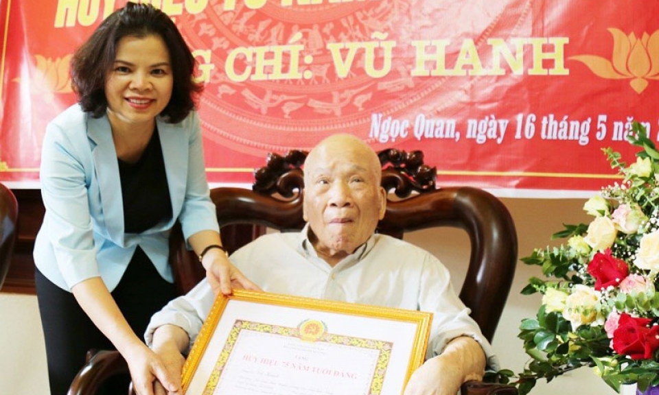 Chủ tịch UBND tỉnh Nguyễn Hương Giang trao tặng Huy hiệu 75 năm tuổi Đảng
