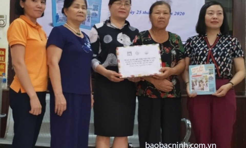 Tặng quà hỗ trợ thành viên TYM có hoàn cảnh khó khăn