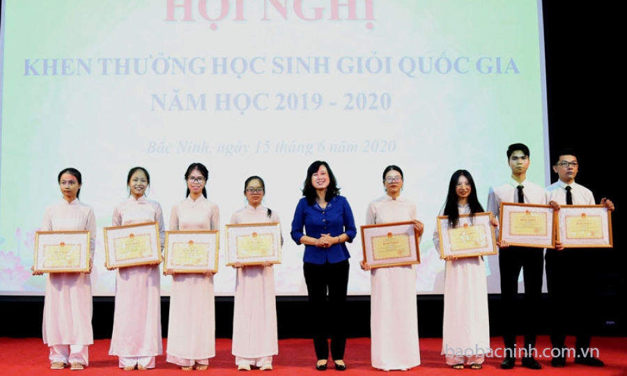 Khen thưởng học sinh và giáo viên bồi dưỡng học sinh thi đạt giải Quốc gia năm học 2019-2020