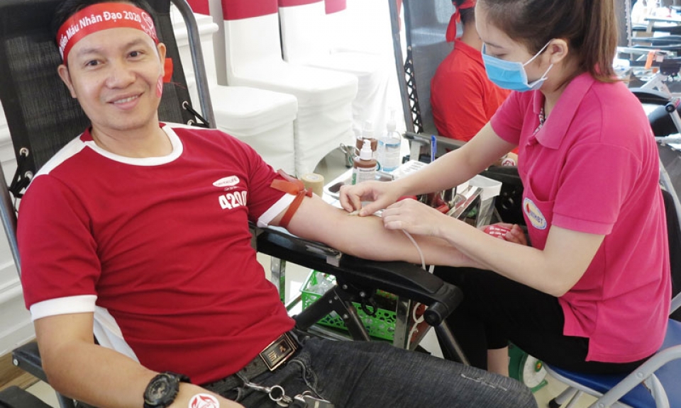 Hơn 300 tình nguyện viên Dai-ichi Life Việt Nam hiến máu nhân đạo