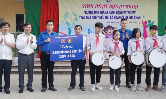 Tặng quà học sinh tại thành phố Bắc Ninh