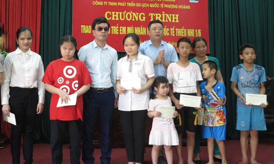 Tặng 88 suất quà cho trẻ em khiếm thị