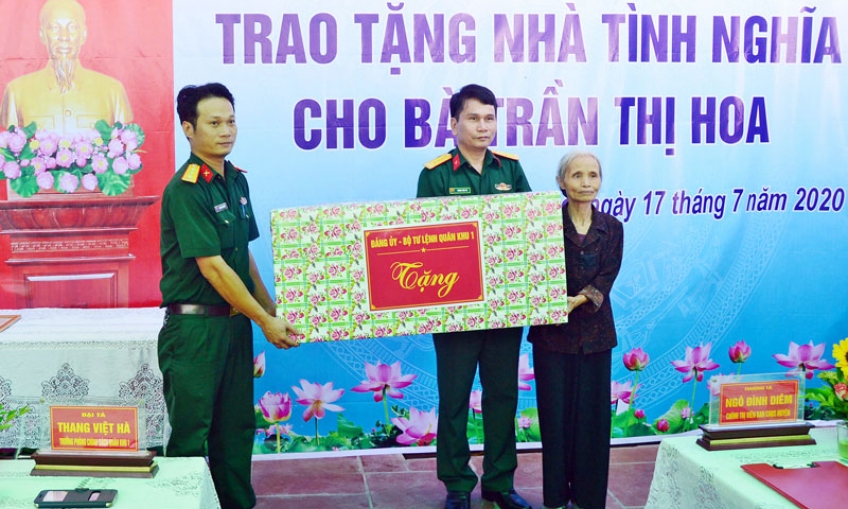 Bàn giao nhà tình nghĩa cho gia đình chính sách