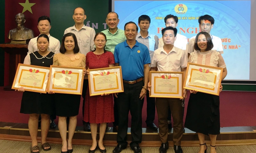 Khen thưởng các tập thể, cá nhân trong phong trào thi đua “Lao động giỏi, lao động sáng tạo” ngành Xây dựng
