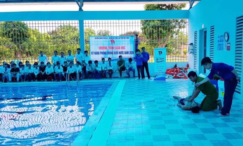 Hơn 300 học sinh được tập huấn kỹ năng phòng, chống đuối nước
