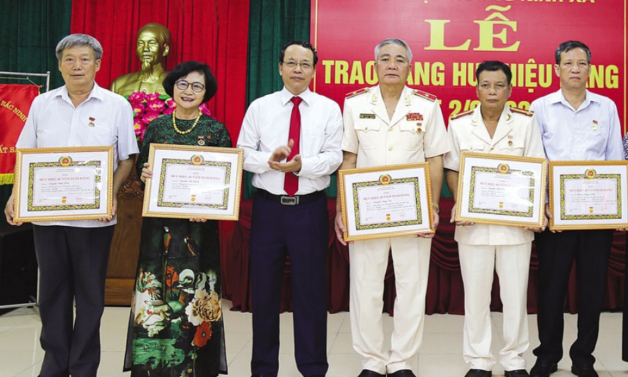 Phó Bí thư Tỉnh ủy,  Chủ tịch HĐND tỉnh  Nguyễn Quốc Chung  trao Huy hiệu Đảng tại cơ sở