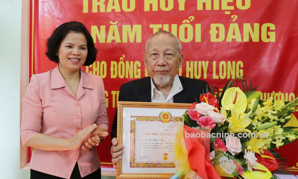 Phó Bí thư Tỉnh ủy, Chủ tịch UBND tỉnh Nguyễn Hương Giang trao Huy hiệu Đảng tại cơ sở