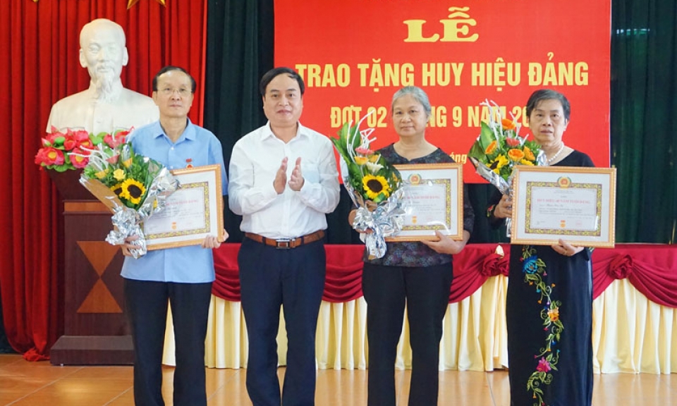 Phường Tiền An trao Huy hiệu Đảng cho 12 đảng viên