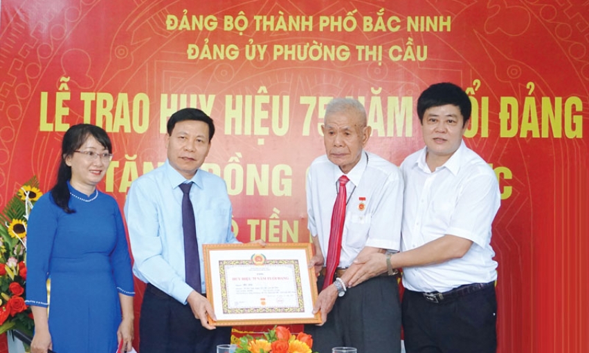 Các đồng chí lãnh đạo tỉnh  dự và trao Huy hiệu Đảng tại cơ sở