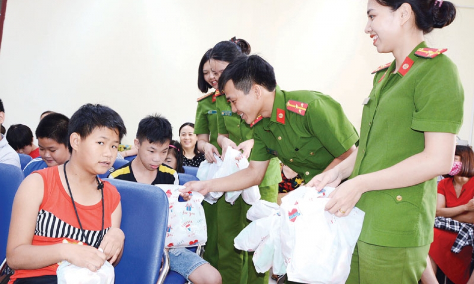 Học và làm theo Bác  từ những việc làm thiết thực