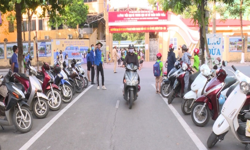 Nhân rộng mô hình “Xếp hàng đón con” tại  cổng trường học
