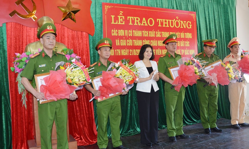 Khen thưởng nóng các đơn vị có thành tích xuất sắc trong truy xét đối tượng và giải cứu thành công cháu Nguyễn Cao Gia Bảo bị bắt cóc