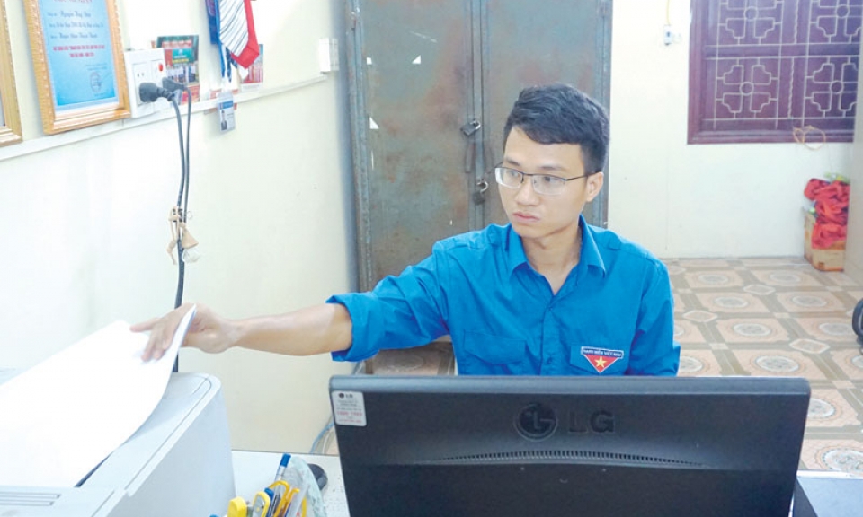 Cán bộ Đoàn học tập  và làm theo lời Bác