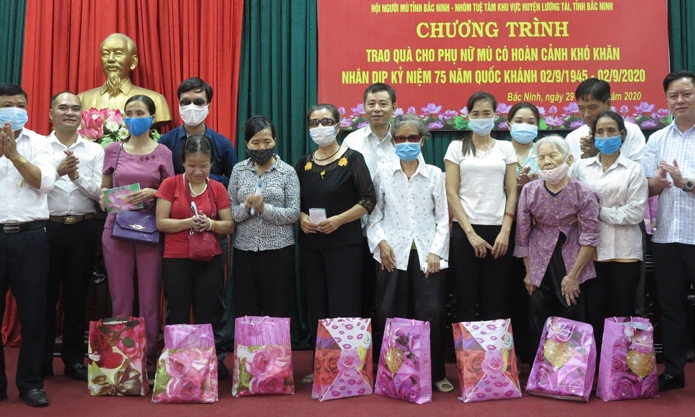 Tặng quà phụ nữ mù có hoàn cảnh khó khăn