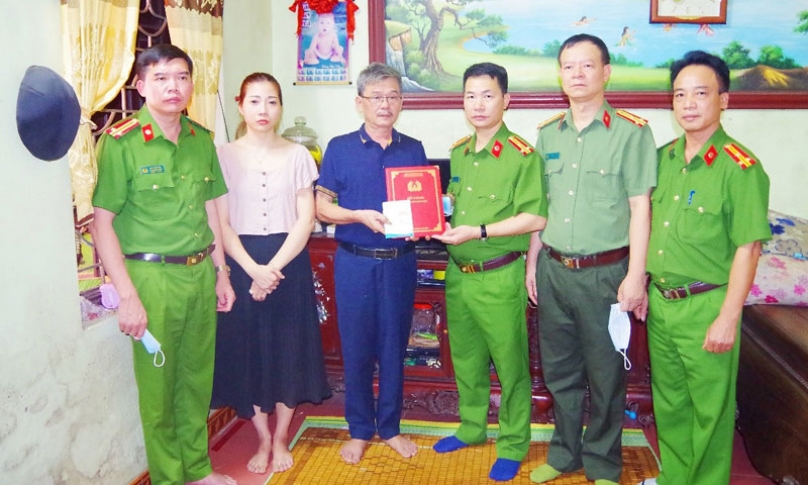 Công an thị xã Từ Sơn trao tặng sổ “Nghĩa tình đồng đội”