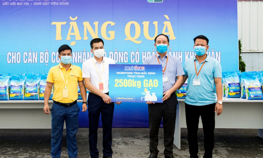Mobifone Bắc Ninh tặng 2.500kg gạo hỗ trợ công nhân khó khăn