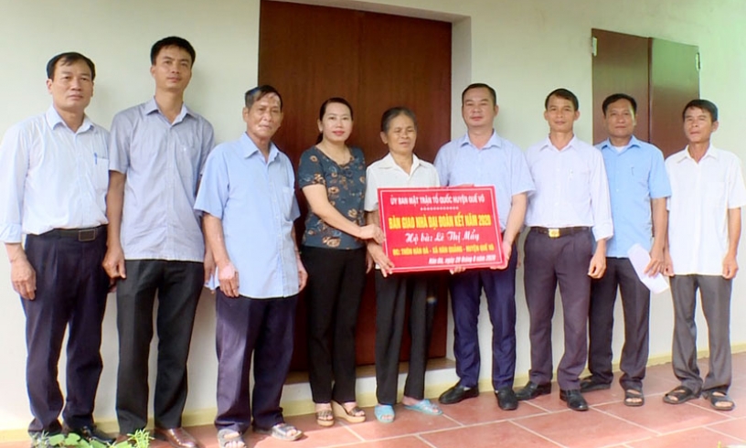 Bàn giao kinh phí hỗ trợ xây mới nhà Đại đoàn kết cho hộ nghèo