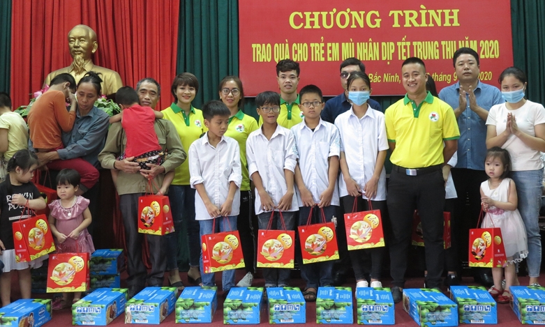 Tặng quà Trung thu trẻ em khiếm thị