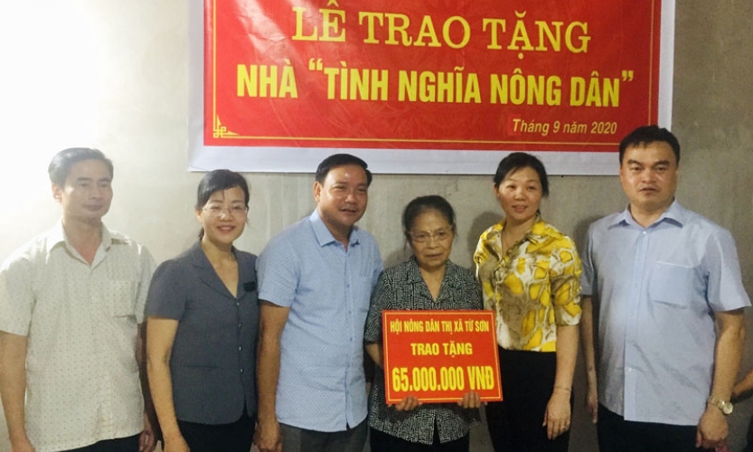 Trao tặng nhà Nghĩa tình cho hội viên nông dân nghèo tại Từ Sơn