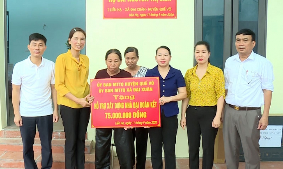 Bàn giao nhà đại đoàn kết cho hộ nghèo
