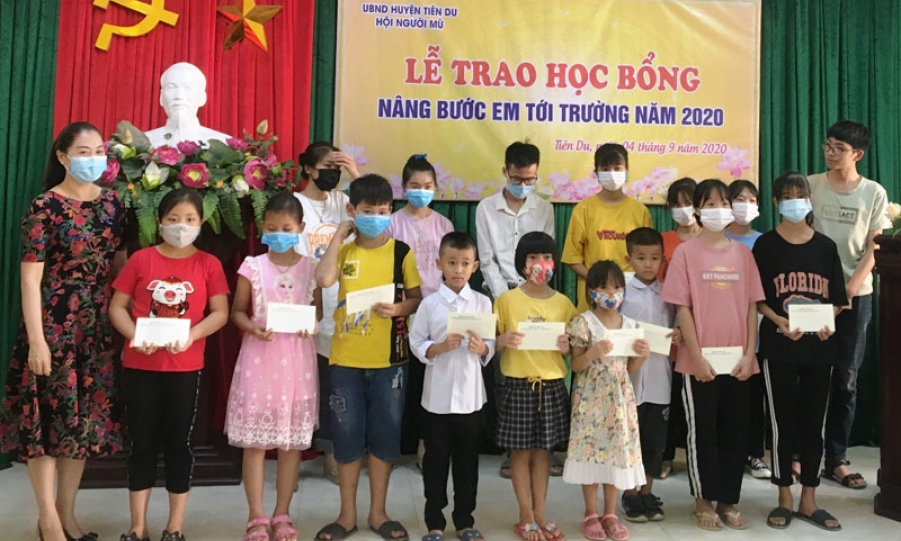 Trao học bổng cho học sinh, sinh viên khiếm thị