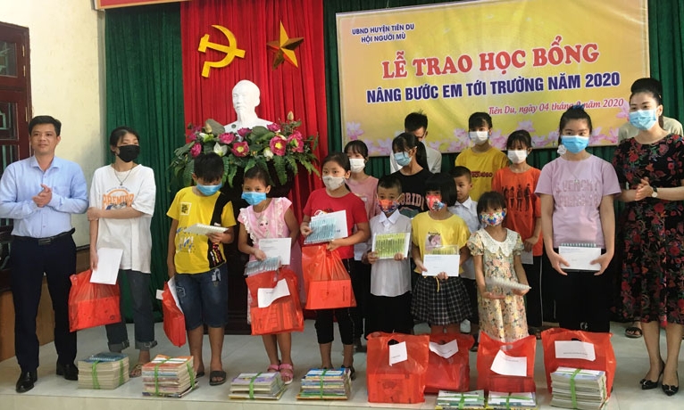 Thêm cơ hội cho học sinh, sinh viên khiếm thị  và con của người mù  đến trường