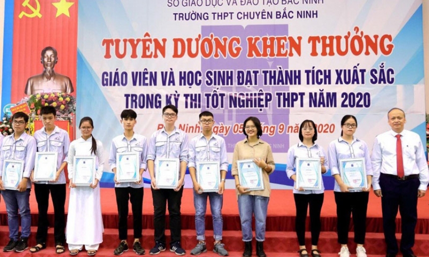 Trường THPT Chuyên Bắc Ninh khen thưởng giáo viên, học sinh xuất sắc trong kỳ thi tốt nghiệp THPT năm 2020