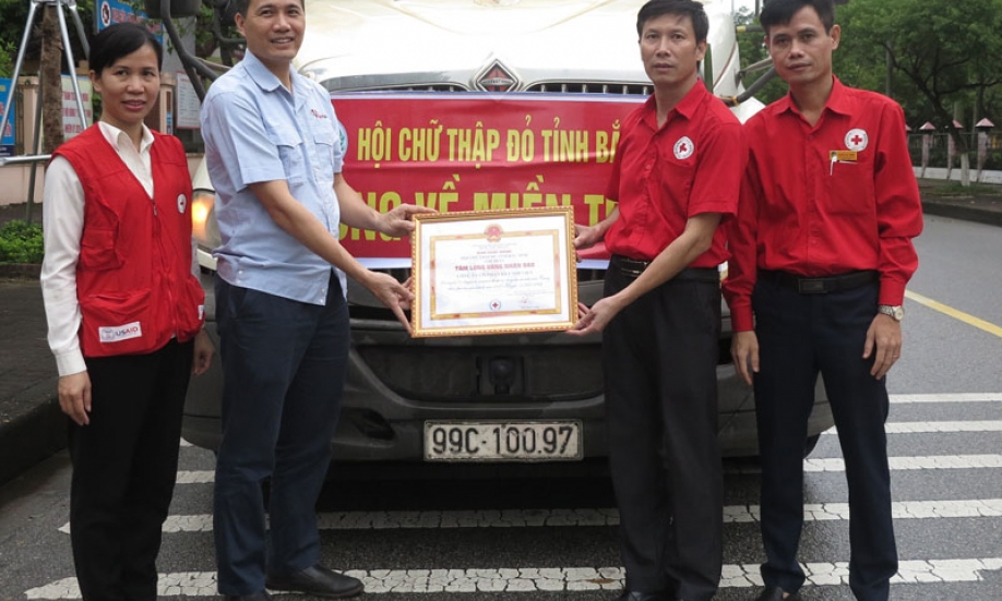 Tặng 600 thùng hàng thiết yếu cho người dân Quảng Bình