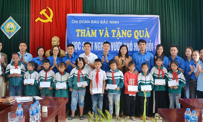 Chi Đoàn Báo Bắc Ninh thăm, tặng quà học sinh có hoàn cảnh khó khăn