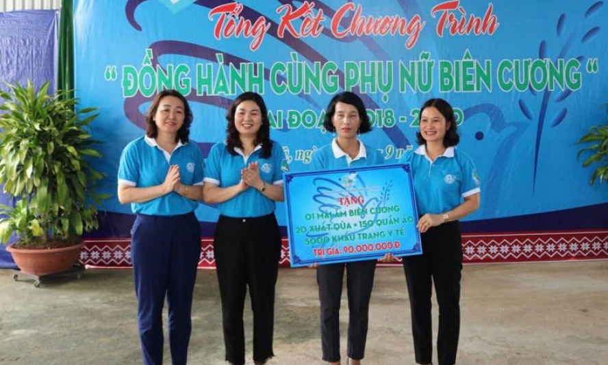 Hội LHPN tỉnh tặng quà trị giá 385 triệu đồng cho phụ nữ nghèo Đăk Lăk