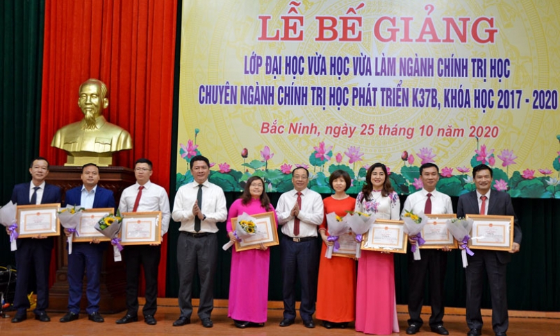 80 học viên tốt nghiệp cử nhân ngành Chính trị học