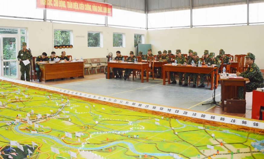 Bộ CHQS tỉnh luyện tập chỉ huy- tham mưu một bên, hai cấp trên bản đồ
