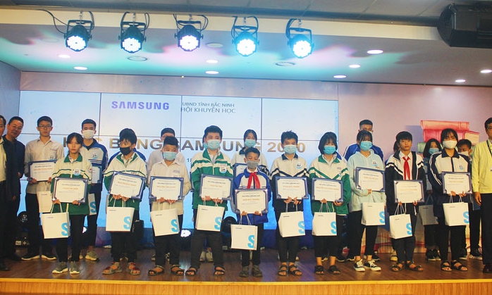 200 học sinh hoàn cảnh khó khăn được tặng học bổng